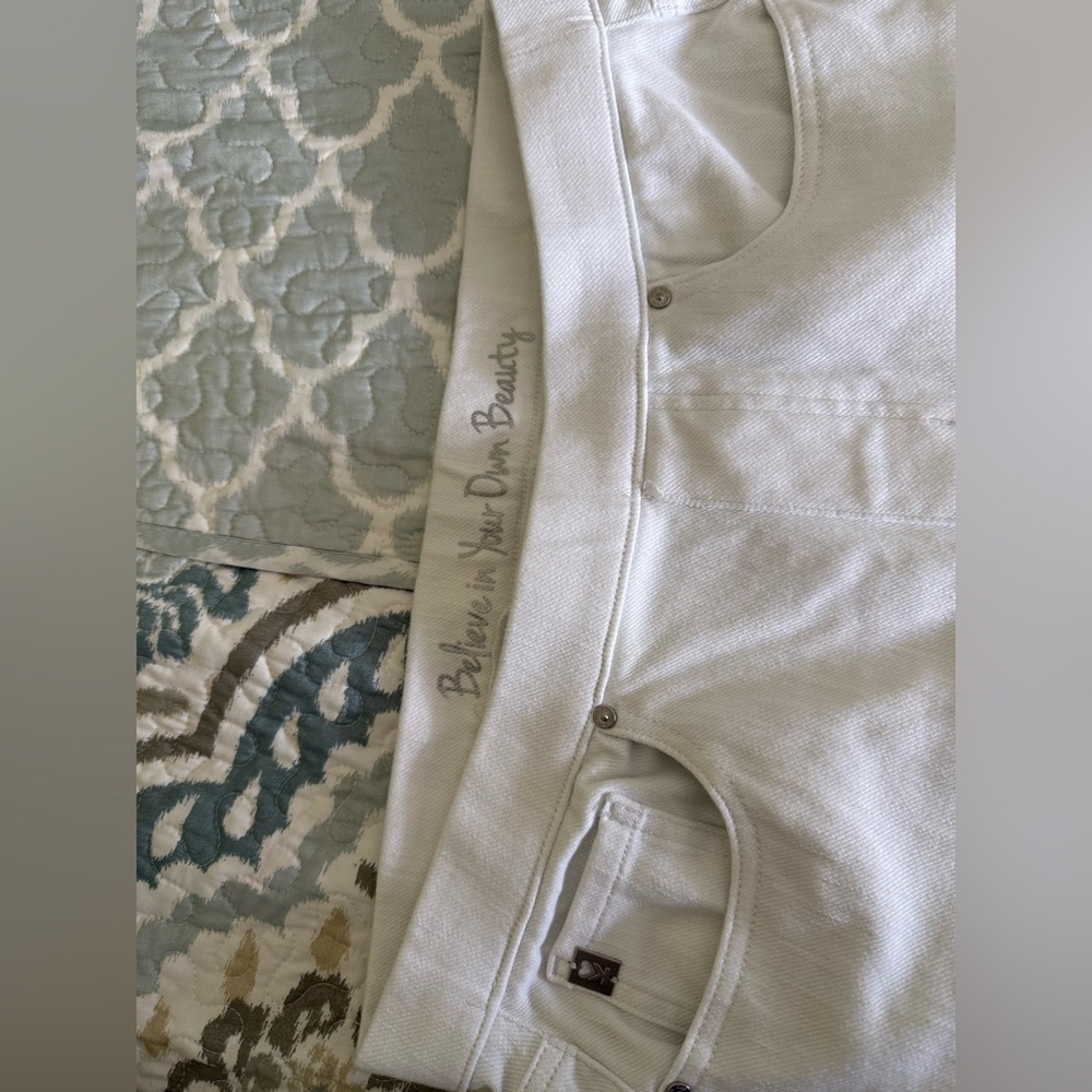 Chic white Cropped Pants - Picture 9 of 11